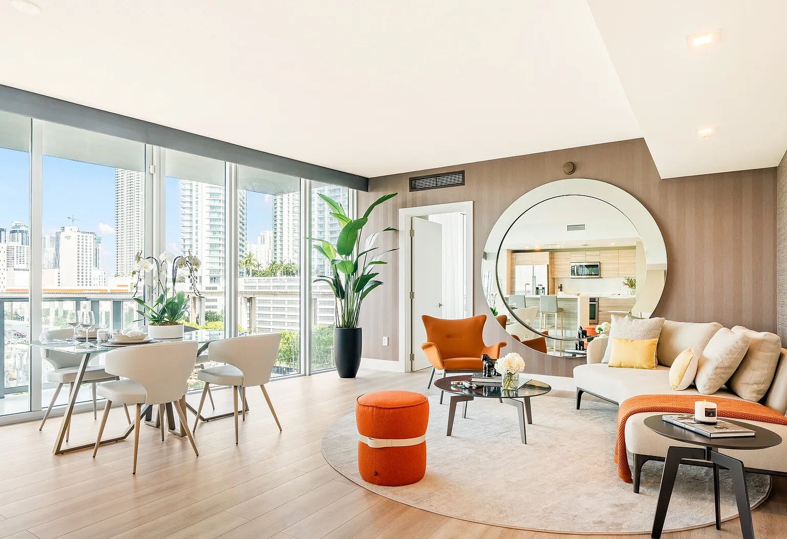 Luxury apartment with an exclusive design for rent in Brickell — Photo 1