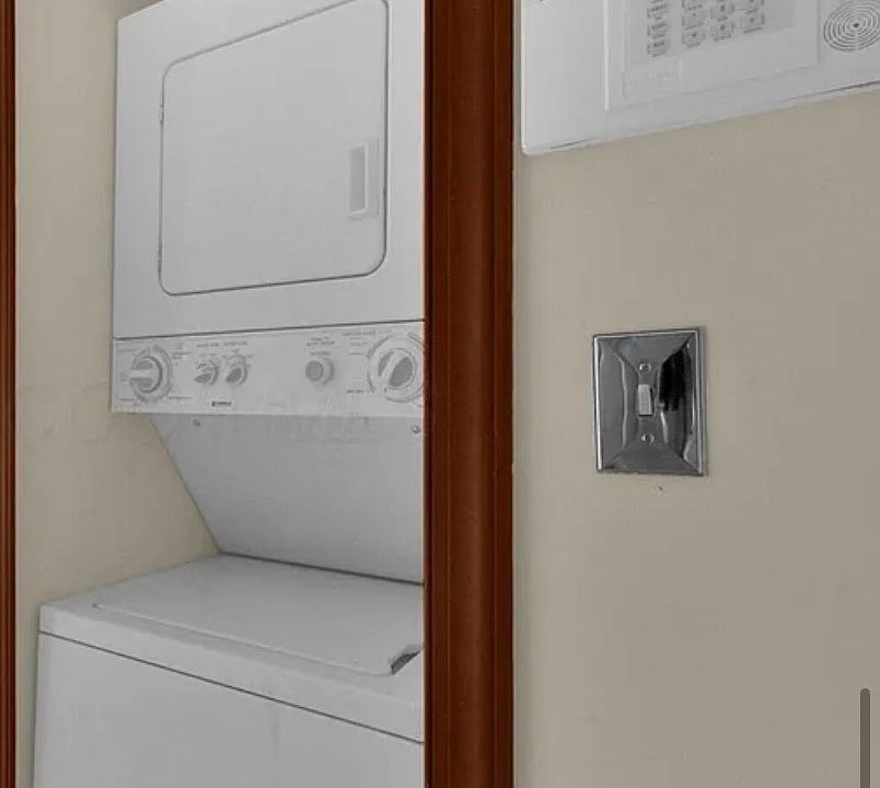 1st image of 6 1/2 Clark Pl #6-1/2
