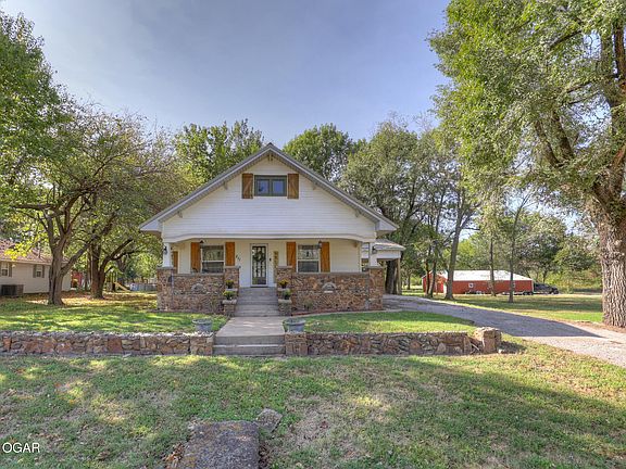 2nd image of 211 W Kneeland