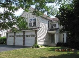 628 Waterfall Ln, Elgin, IL 60124