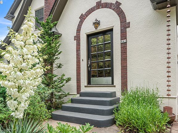3rd image of 441 SE 37th Ave