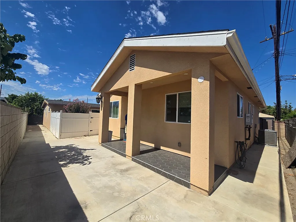 2 bed, 1008 sqft, $2,700 — Photo 2