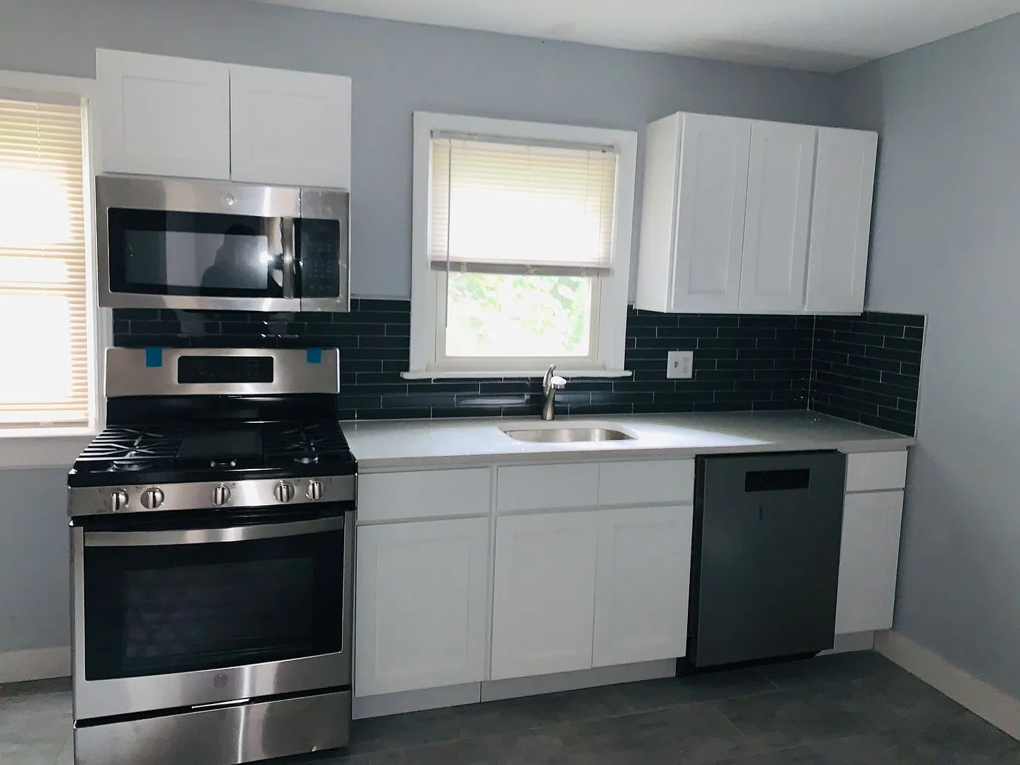 Three Bedroom Apartment available! — Photo 2