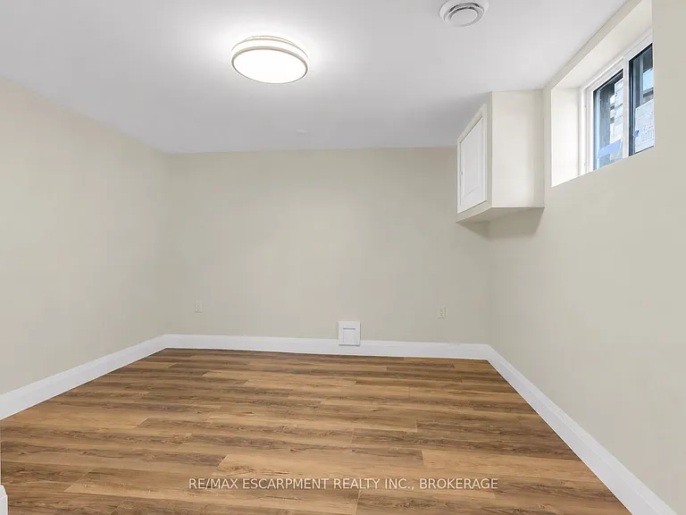 18 Princess St #LOWER — Photo 11
