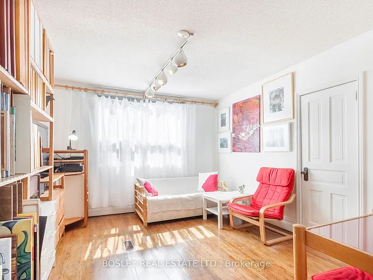 22 Martin Cres — Photo 22