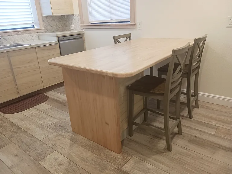 Kitchen island and eat in space