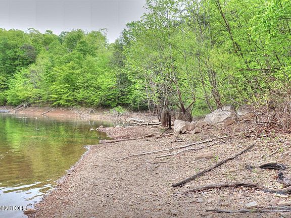 4th image of 427 Mountain Shores Rd