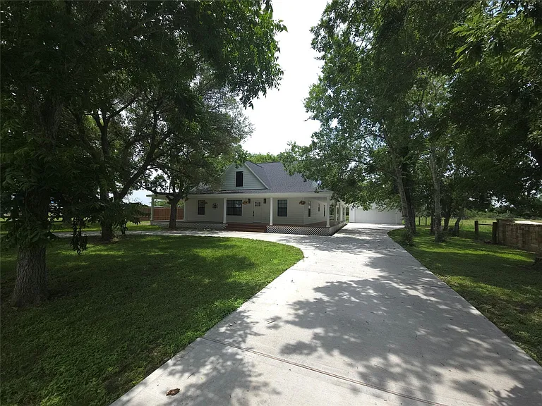 1585 County Road 237 — Photo 3