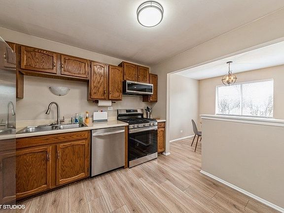 4th image of 607 Stone Circle Ct Unit Z1