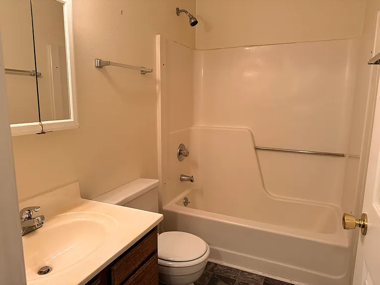 504 W Dodson St — Photo 2
