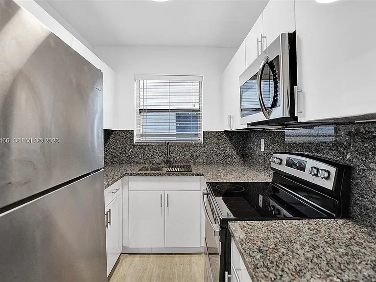114 SE 8th St #105 — Photo 22