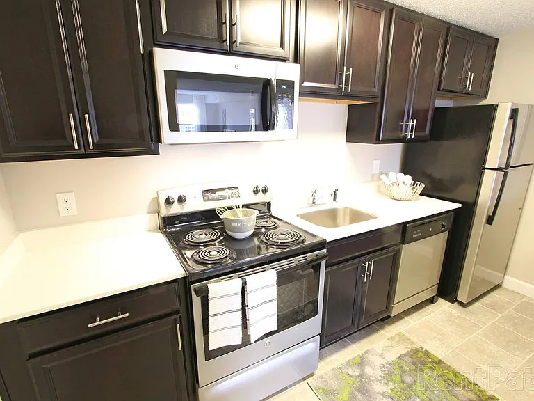 Bridgewater Apartments — Photo 20