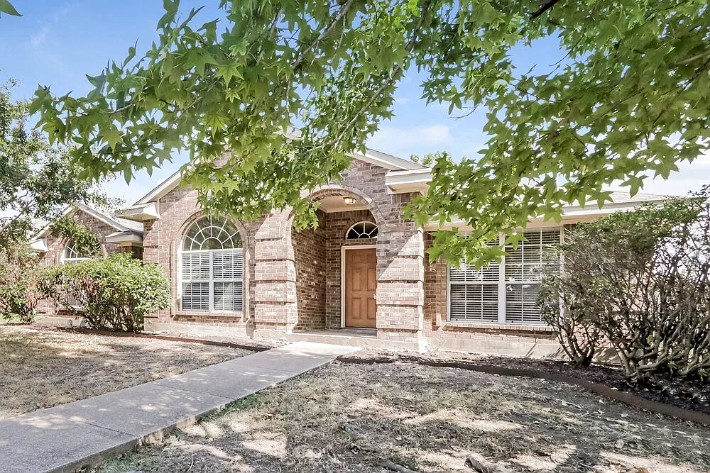 3 bed, 2.0 bath, 1764 sqft, $2,165 — Photo 3