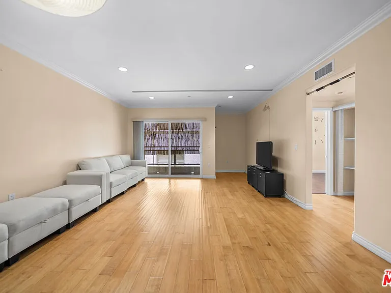 980 S Oxford Ave #202 — Photo 18