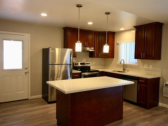 2nd image of 1004 Ravenscourt Ave APT 4
