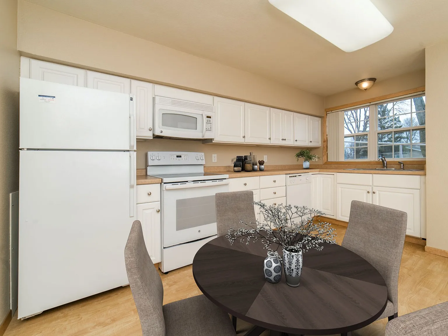 Colonial Village Apartments — Photo 4