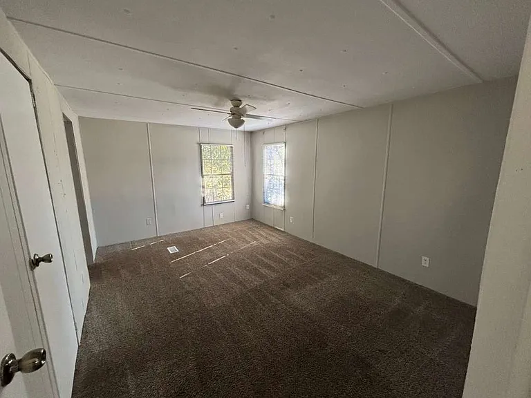 322 Derrick St — Photo 11