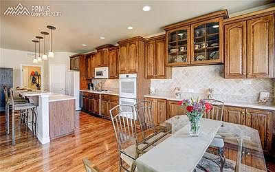 Expansive Kitchen 42" cabinets