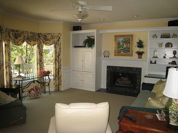 Sunny family room w/built in entertainment center