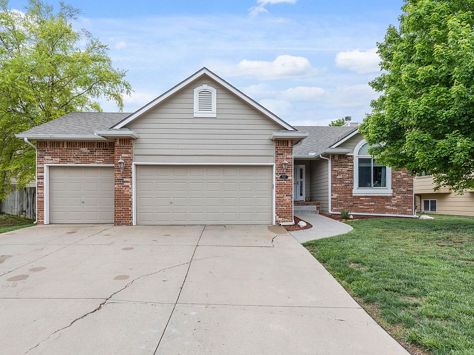 1st image of 527 Woodstone Pl