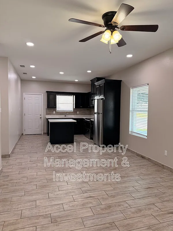 2 bed, 2.0 bath, 995 sqft, $900 — Photo 2