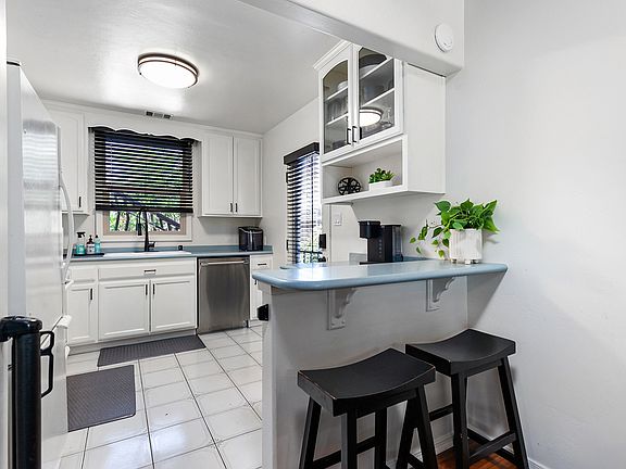 5th image of 4822 Iroquois Ave