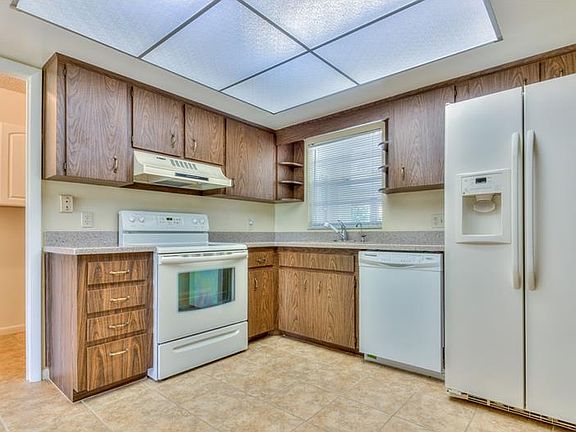 2nd image of 653 Lark Dr