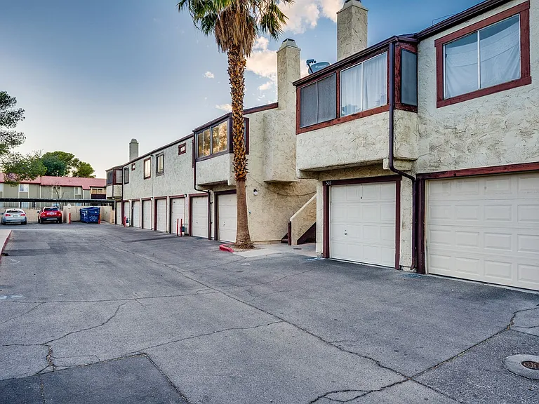5011 Spencer St #B — Photo 3