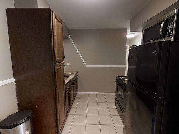 5th image of 2701 S Lombard Ave