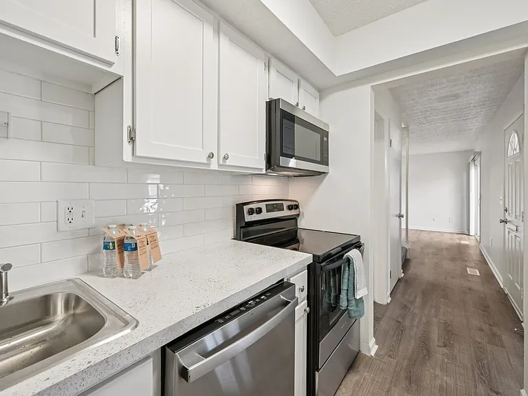 Barrington Square Apartments — Photo 5
