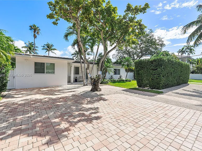 301 Hampton Ln — Photo 2
