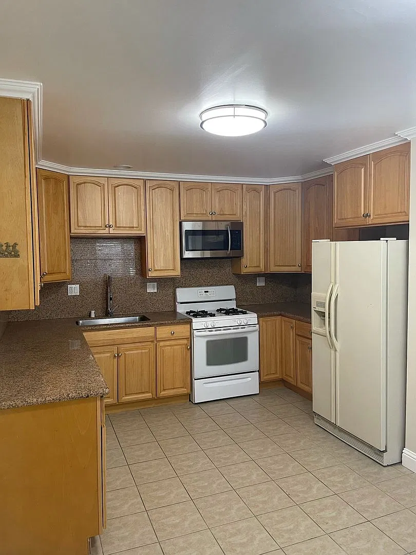 0591 - Echo Ave 168 — Photo 4