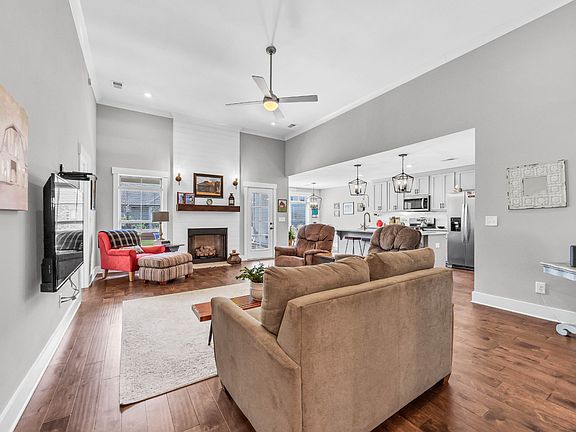 4th image of 827 Jersey Dr