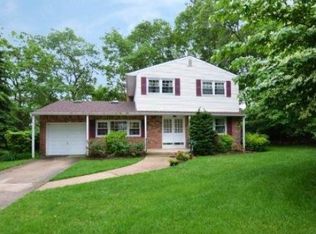 34 Scott St, Dix Hills, NY 11746
