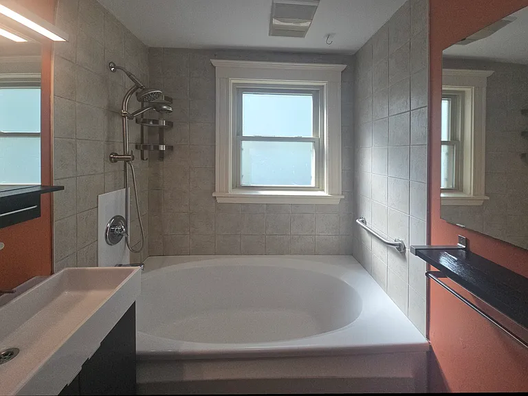 Large, oval tub