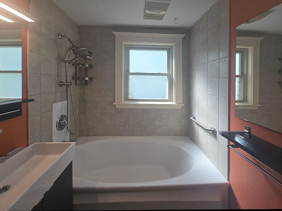 Large, oval tub