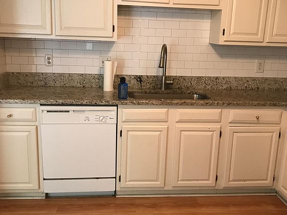 Kitchen - Granite Counter Top & Back Splash