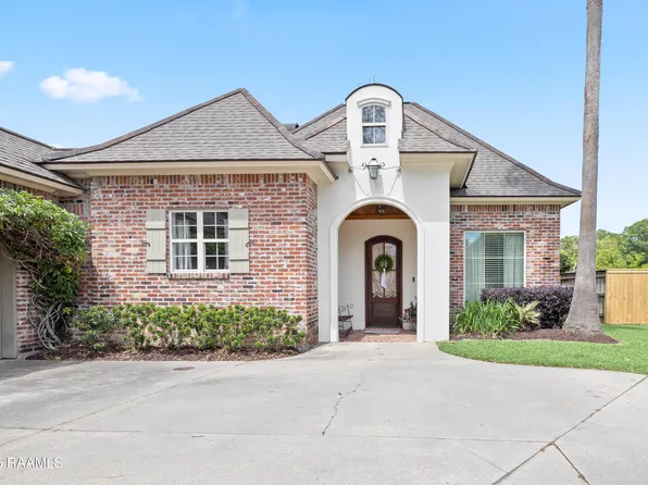 11 Oakthorn Ct, Youngsville, LA 70592