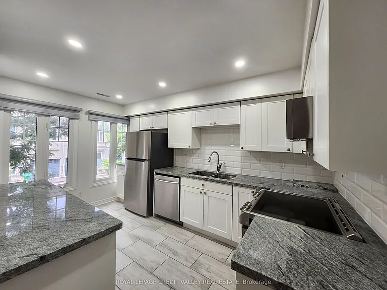 800 Dundas St W #39 — Photo 5