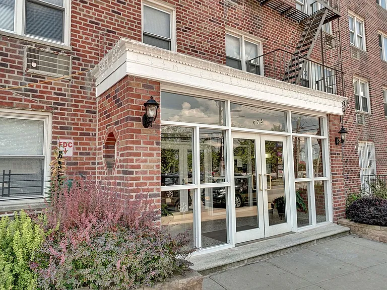 675 McLean Ave — Photo 3