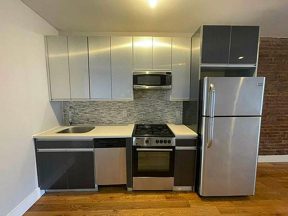 4th image of 370 Vernon Ave #3