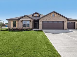 6634 McCormick Dr, Shawnee, KS 66226