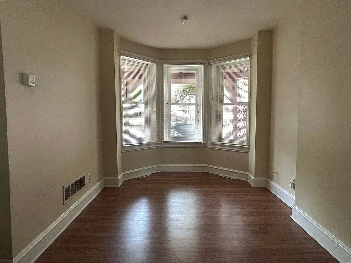 Building Photo - 802 N Van Buren St