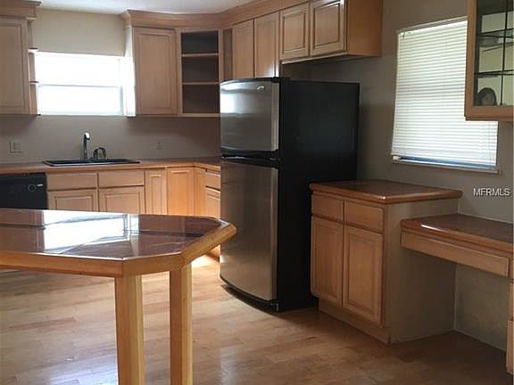 4th image of 2103 Cambridge Dr