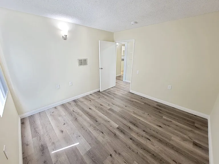Arleta Apartments — Photo 7
