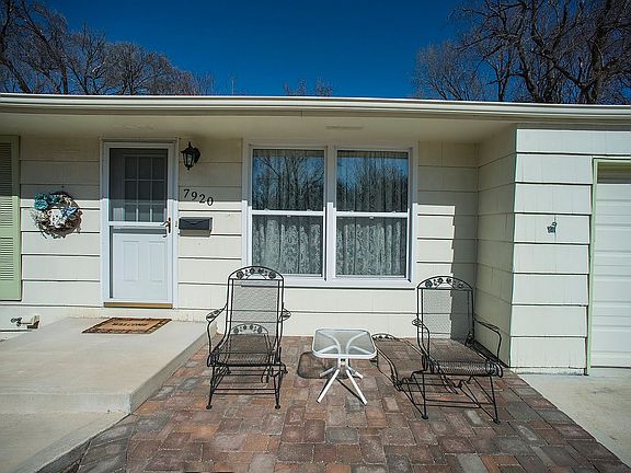 3rd image of 7920 W 92nd Ter