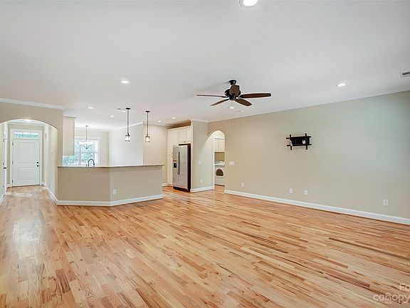 3rd image of 109 W Park Dr