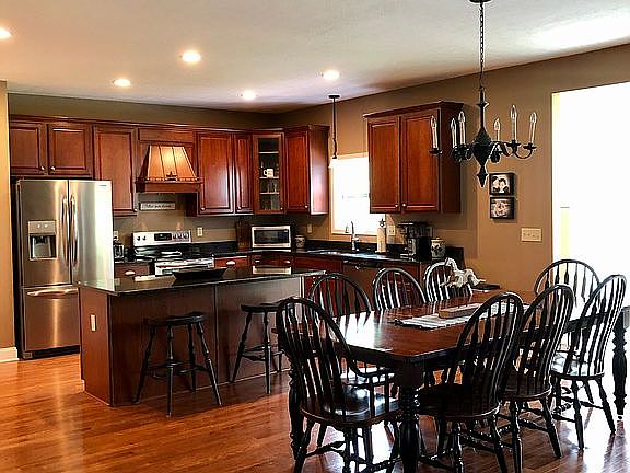 4th image of 1040 Fairview Ave