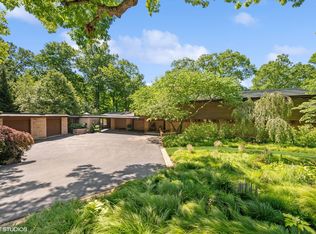 170 N Mayflower Rd, Lake Forest, IL 60045