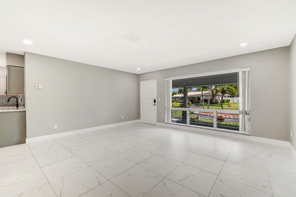 461 SE 3RD Avenue, photo 9